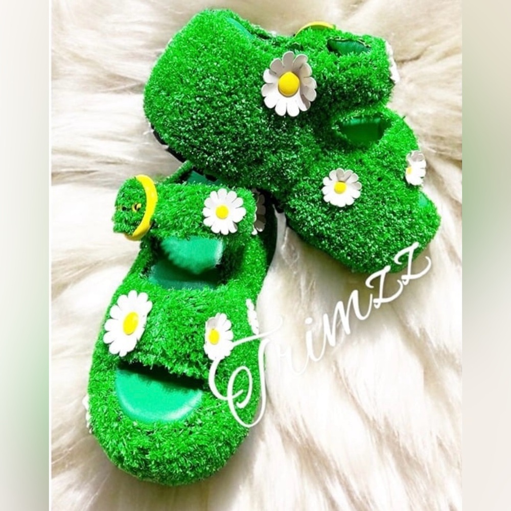 Size 5………..Unique Green Daisy Turf Astro Sandals. New.‎ dELiA*s #429